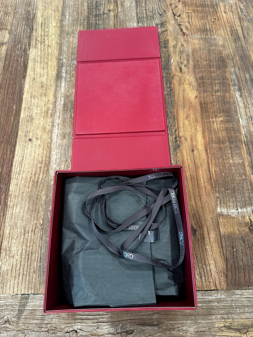 Tom Ford Red Heart-Embossed box - Picture 2 of 12